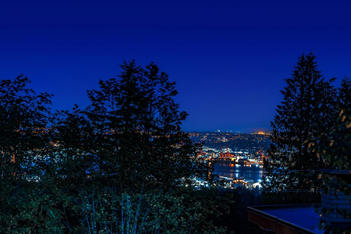 Swimming Pool Photo of 520 Ballantree Place, West Vancouver, BC