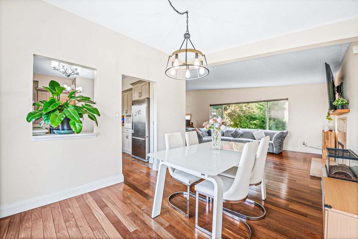 Walk-In Closet Photo of 520 Ballantree Place, West Vancouver, BC