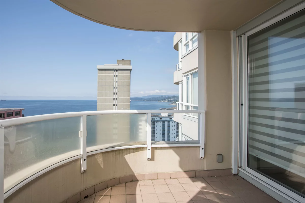 Entry Foyer Photo of 1302 2203 Bellevue Avenue, West Vancouver, BC