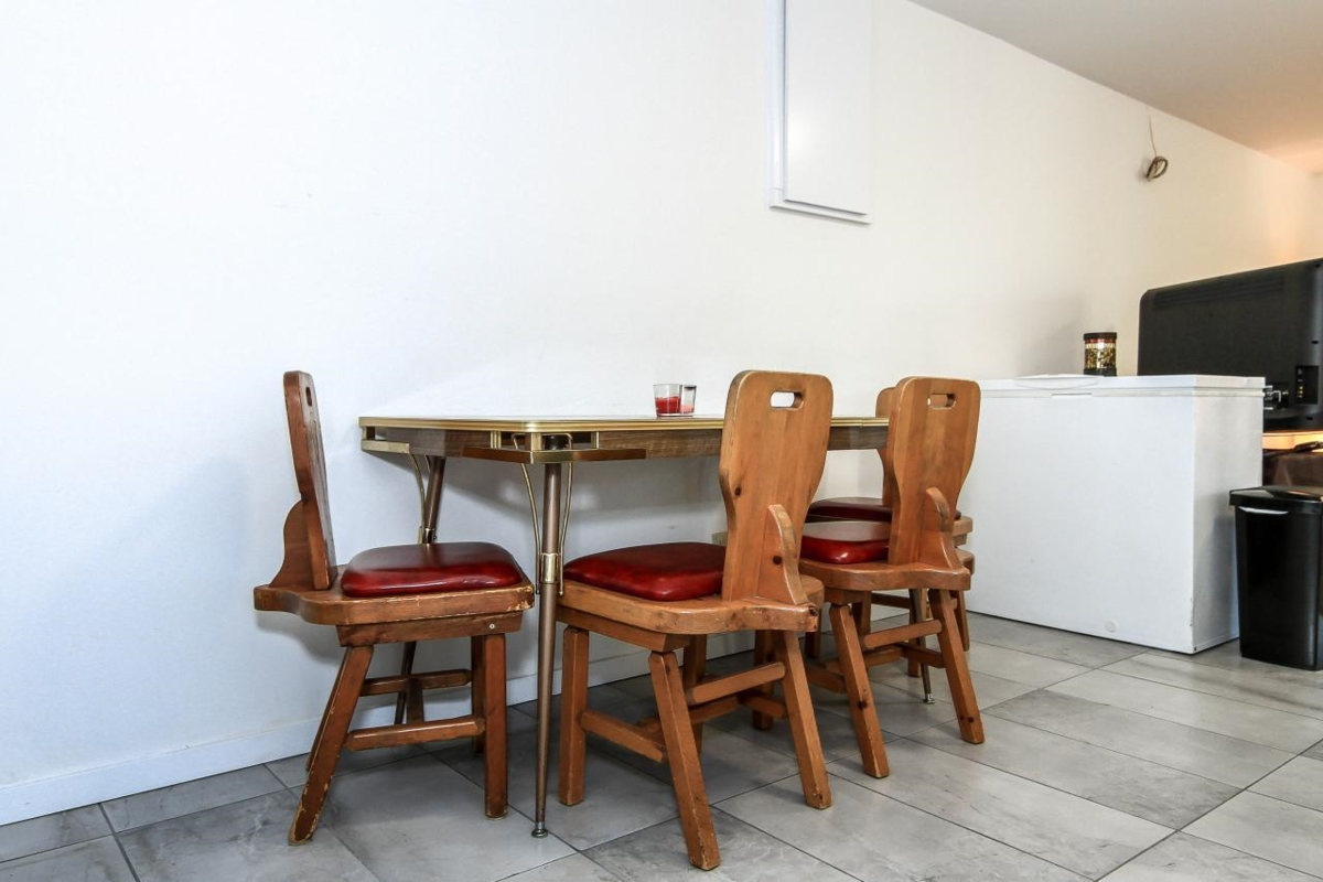 Entry Foyer Photo of 1525 Elinor Crescent, Port Coquitlam, BC