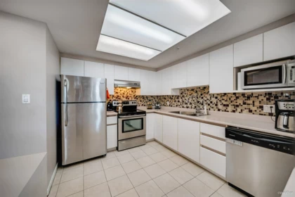 Kitchen Photo of 904 13383 108 Avenue, Surrey, BC