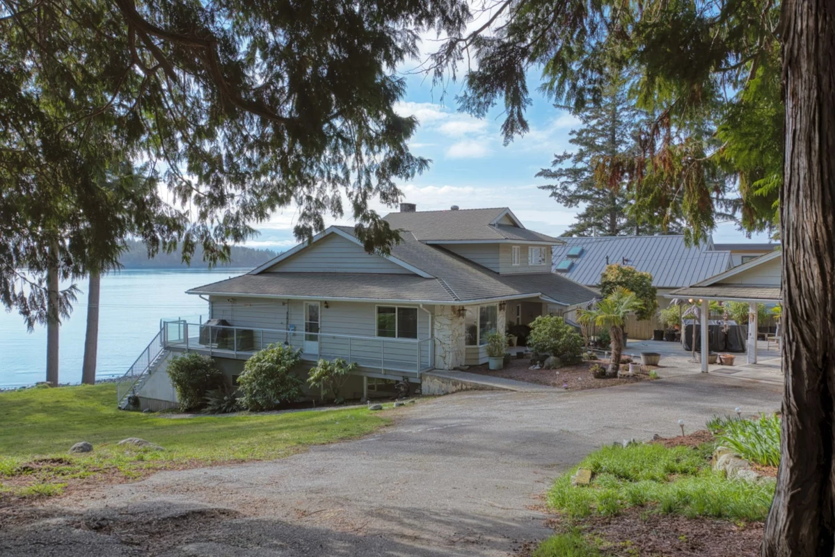 Kitchen Island Photo of 6437 Sunshine Coast Highway, Sechelt, BC