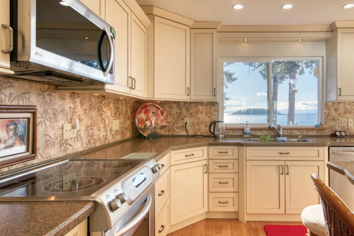 Mudroom Photo of 6437 Sunshine Coast Highway, Sechelt, BC