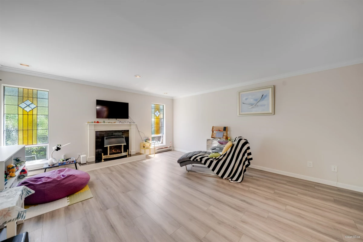 Dining Area Photo of 3 1552 Everall Street, White Rock, BC