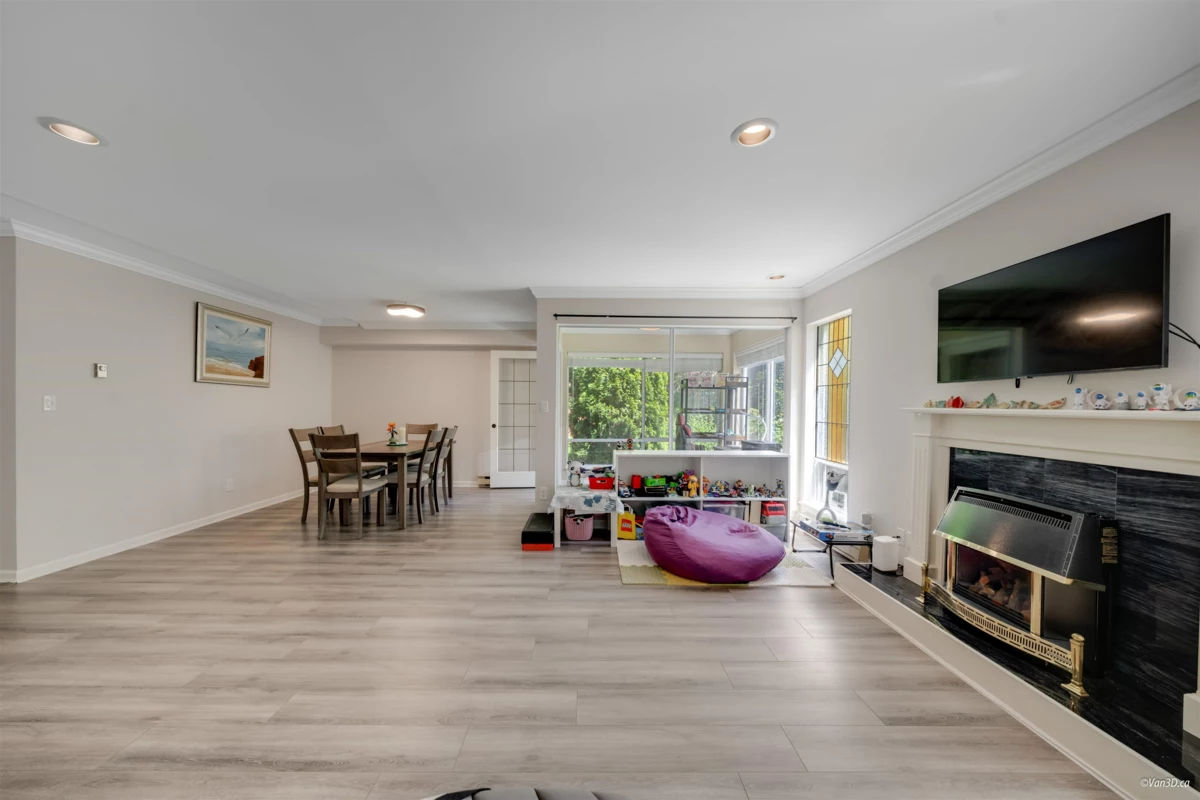 Family Room Photo of 3 1552 Everall Street, White Rock, BC