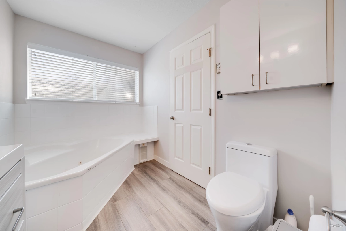 Front Yard Photo of 3 1552 Everall Street, White Rock, BC