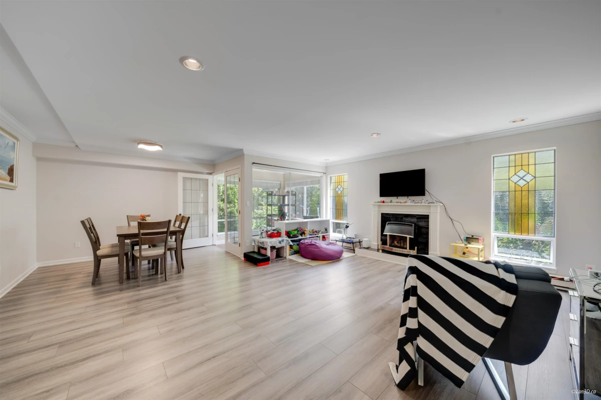 Kitchen Island Photo of 3 1552 Everall Street, White Rock, BC