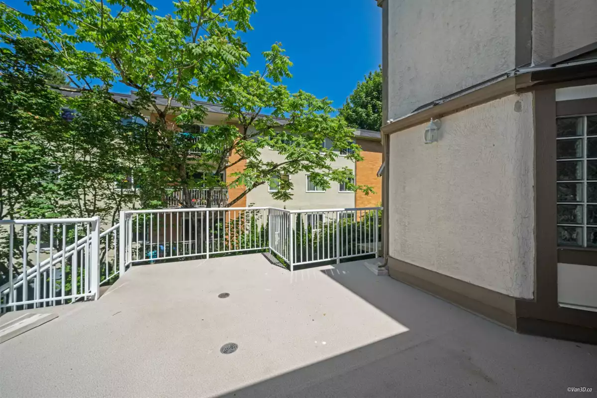 Living Room Photo of 3 1552 Everall Street, White Rock, BC