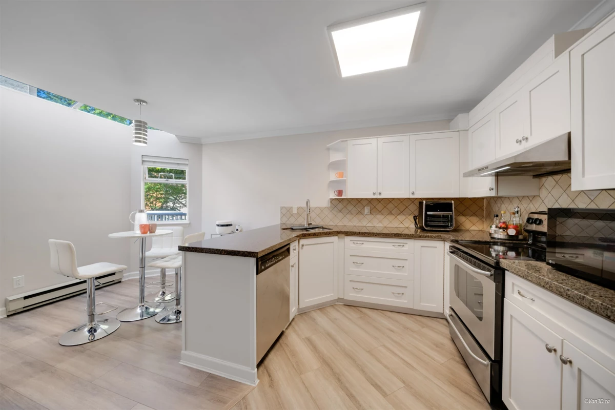 Walk-In Closet Photo of 3 1552 Everall Street, White Rock, BC