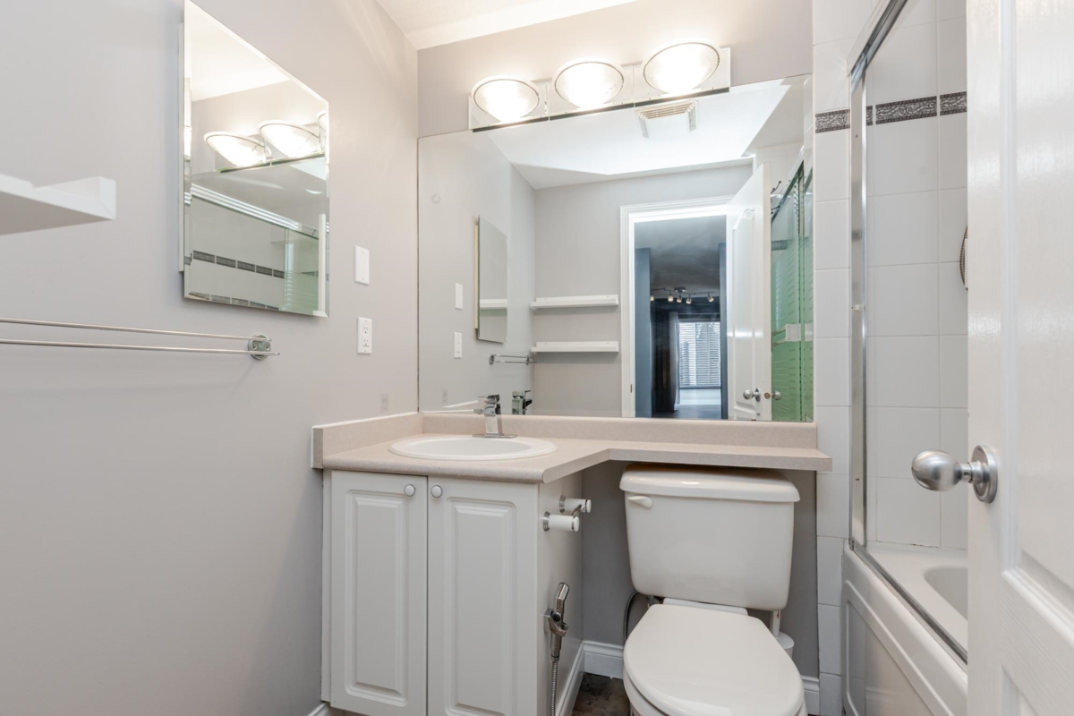 Front Yard Photo of 415 14377 103 Avenue, Surrey, BC