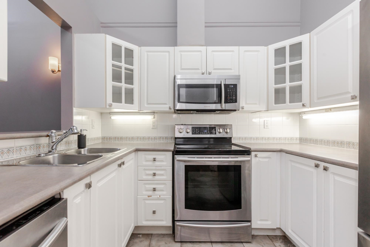 Kitchen Photo of 415 14377 103 Avenue, Surrey, BC