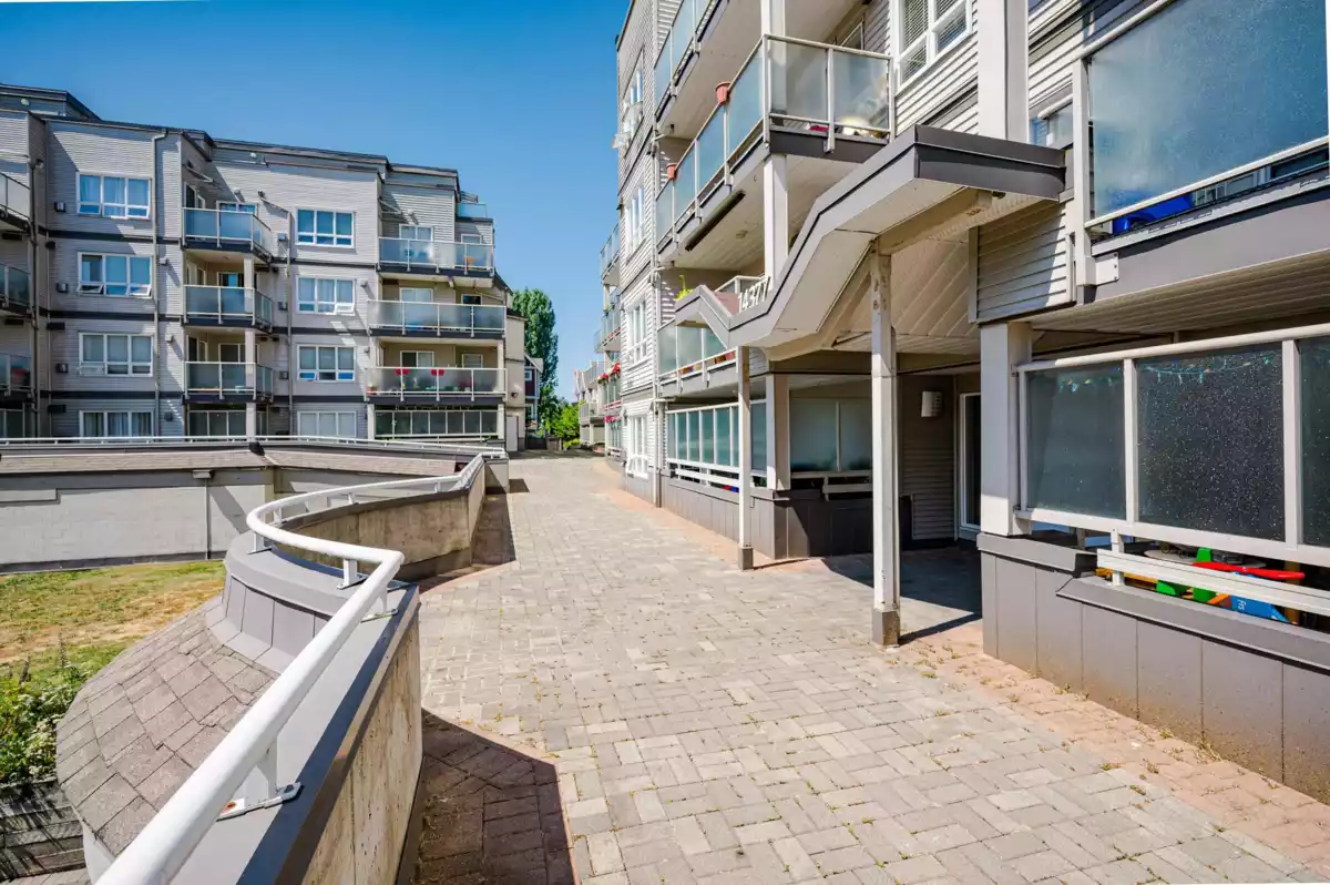 Living Room Photo of 415 14377 103 Avenue, Surrey, BC