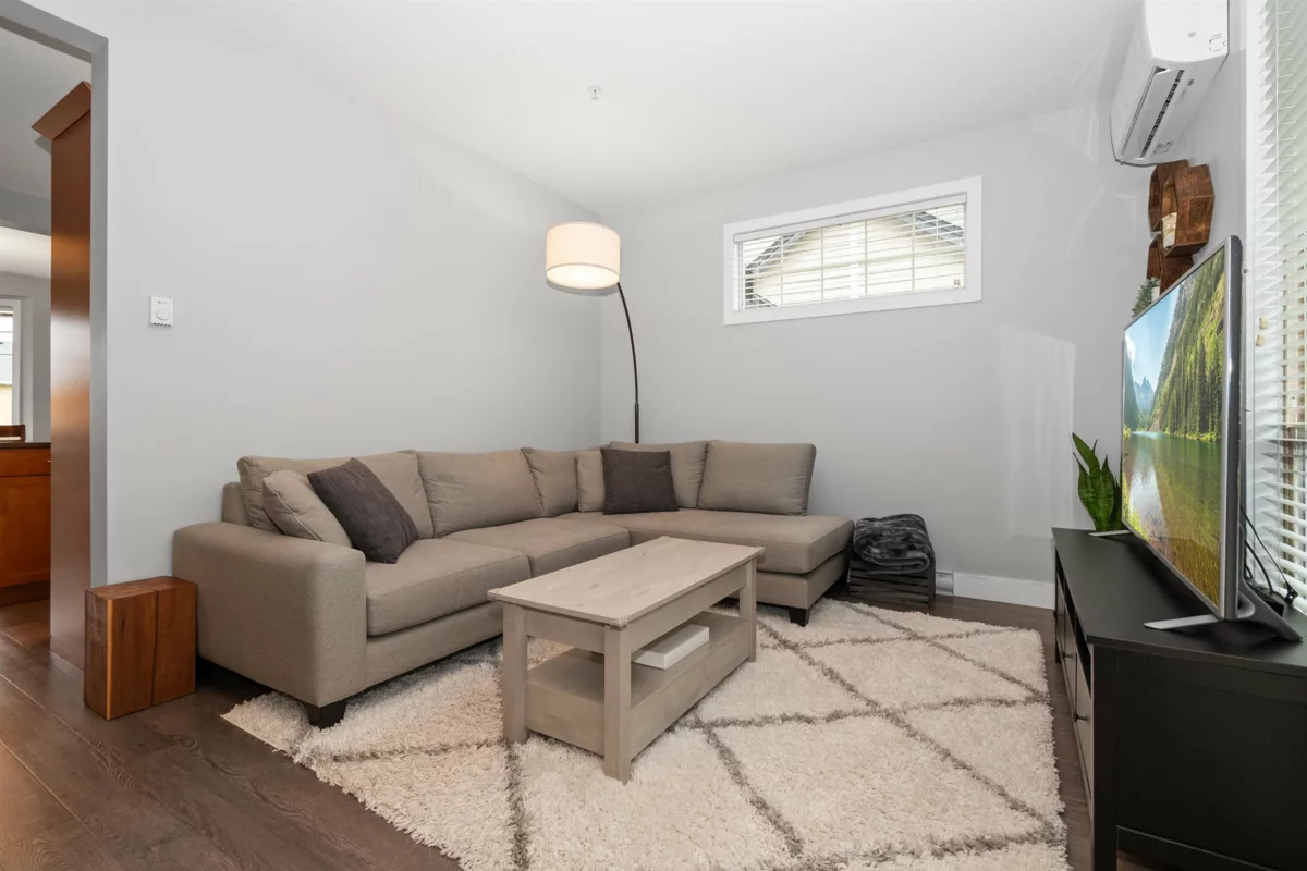 Entry Foyer Photo of 2 9280 Broadway Street, Chilliwack, BC