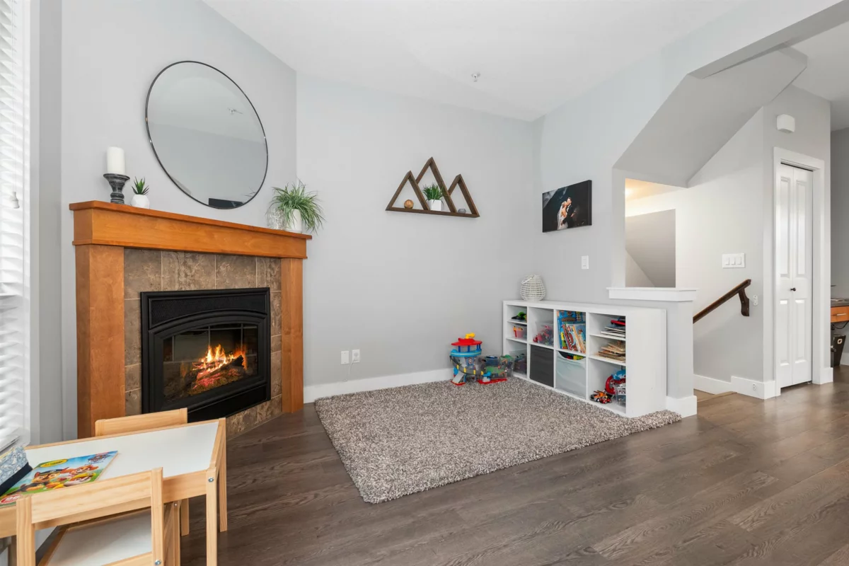 Hallway Photo of 2 9280 Broadway Street, Chilliwack, BC