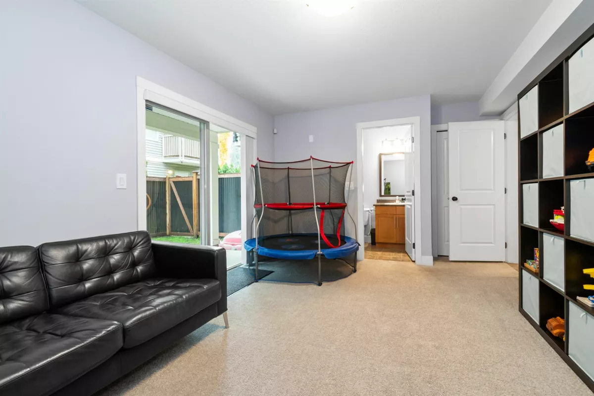 Kitchen Island Photo of 2 9280 Broadway Street, Chilliwack, BC