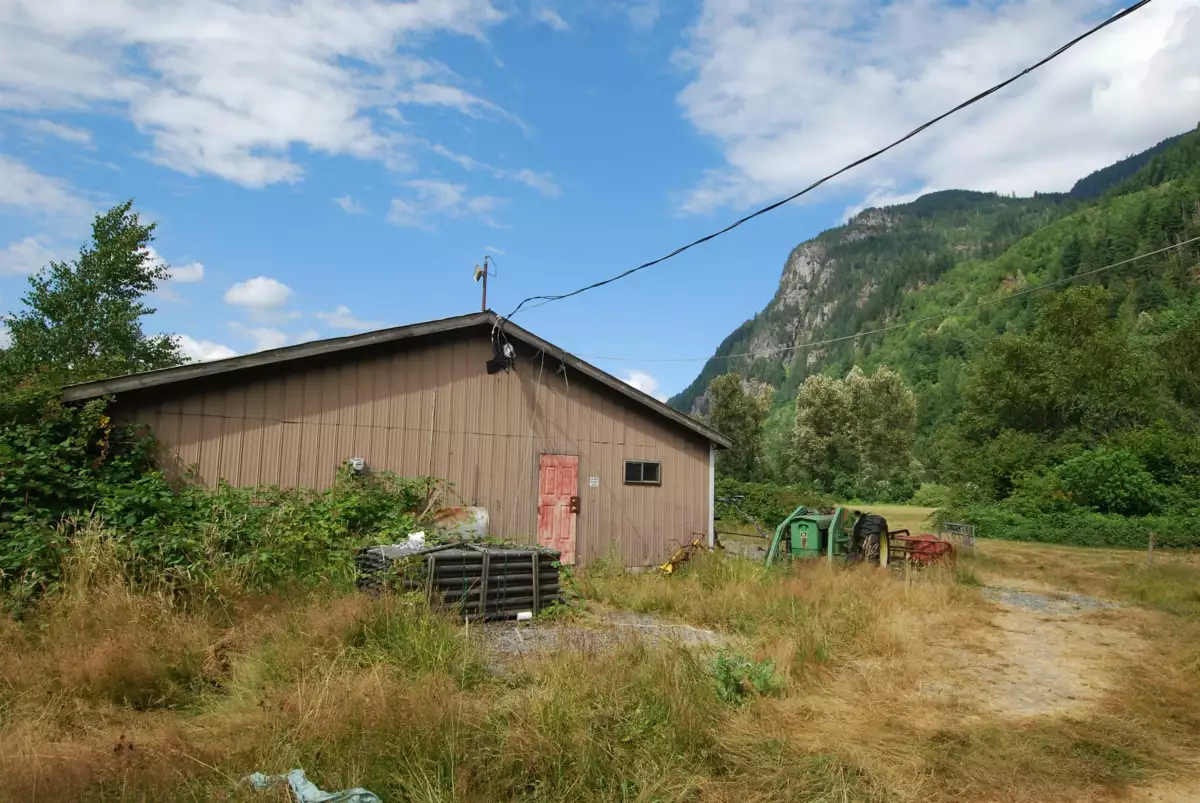 Kitchen Island Photo of 58661 Dent Road, Hope, BC