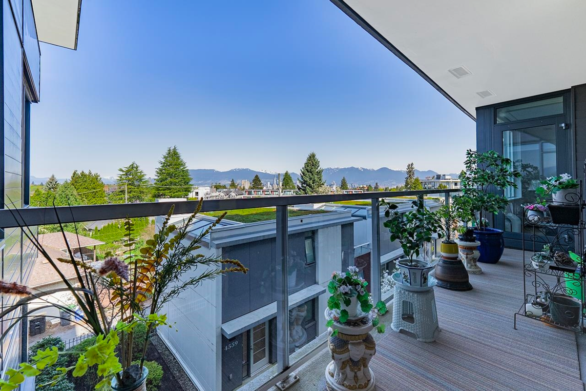 Entry Foyer Photo of 305 505 W 30th Avenue, Vancouver, BC