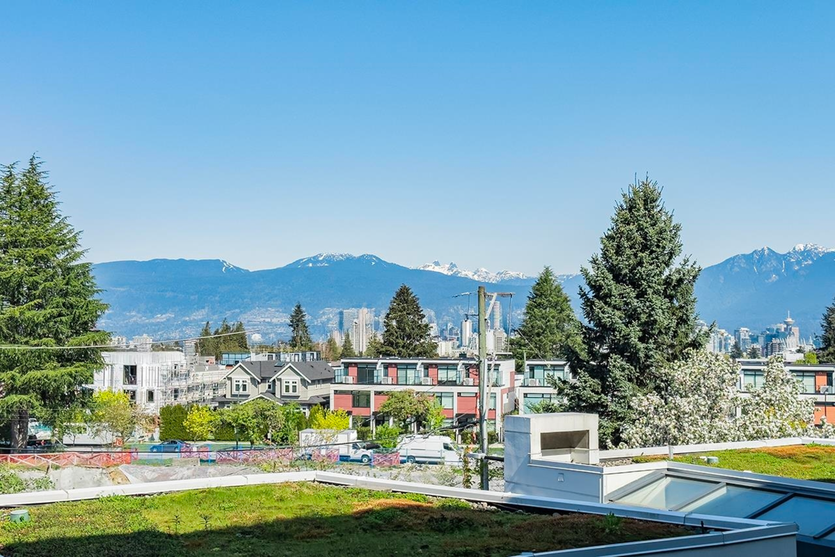 Hallway Photo of 305 505 W 30th Avenue, Vancouver, BC