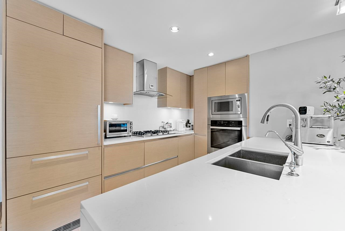 Kitchen Island Photo of 305 505 W 30th Avenue, Vancouver, BC