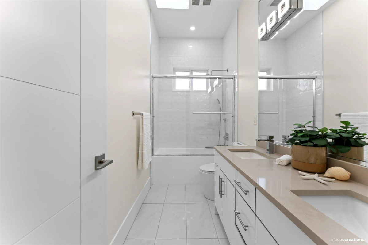 Powder Room Photo of 11088 84 Avenue, Delta, BC