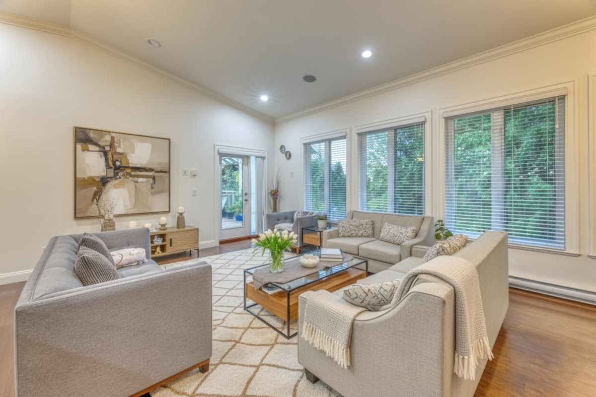 Kitchen Island Photo of 1041 Prospect Avenue, North Vancouver, BC