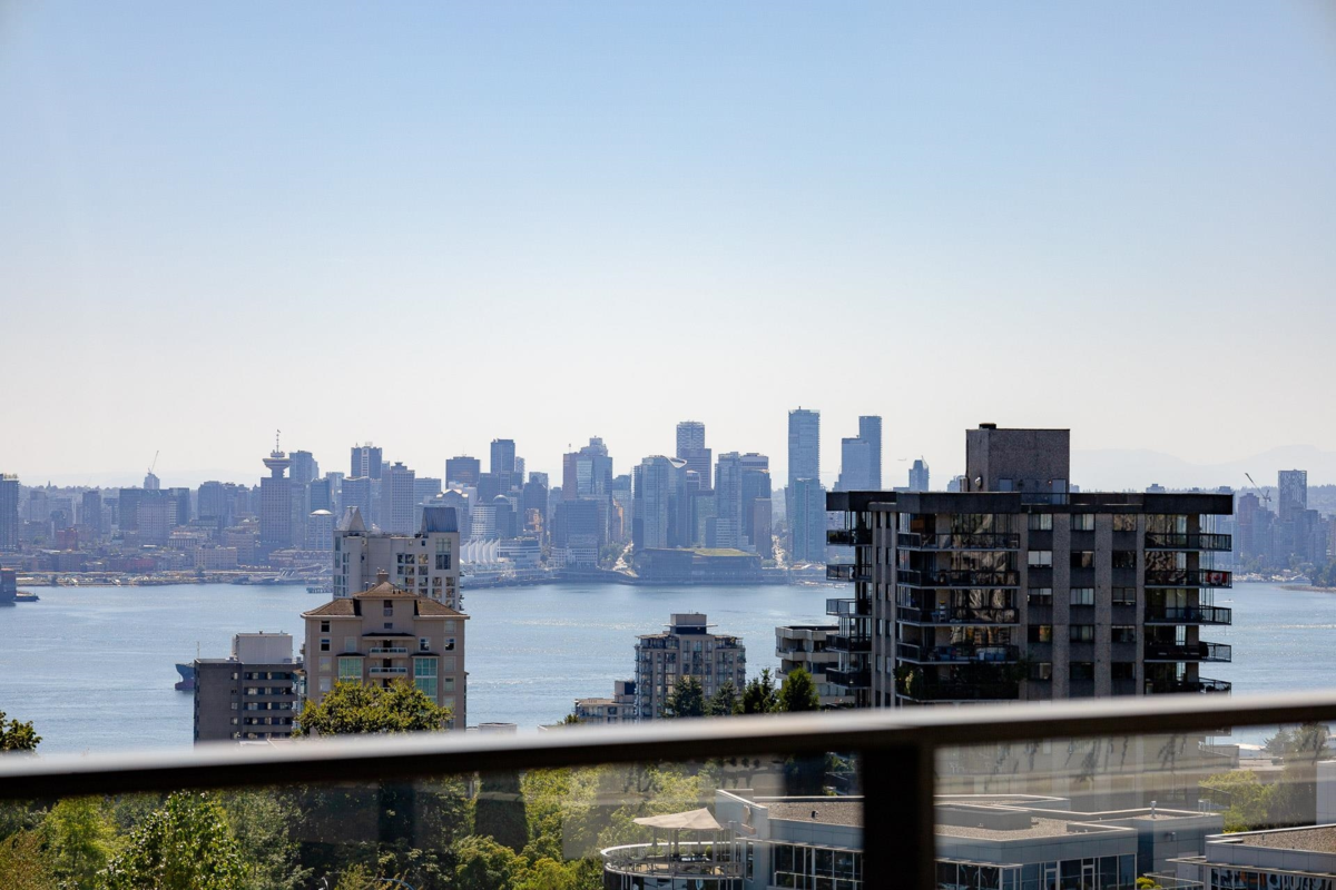 Primary Bathroom Photo of 703 135 E 13th Street, North Vancouver, BC