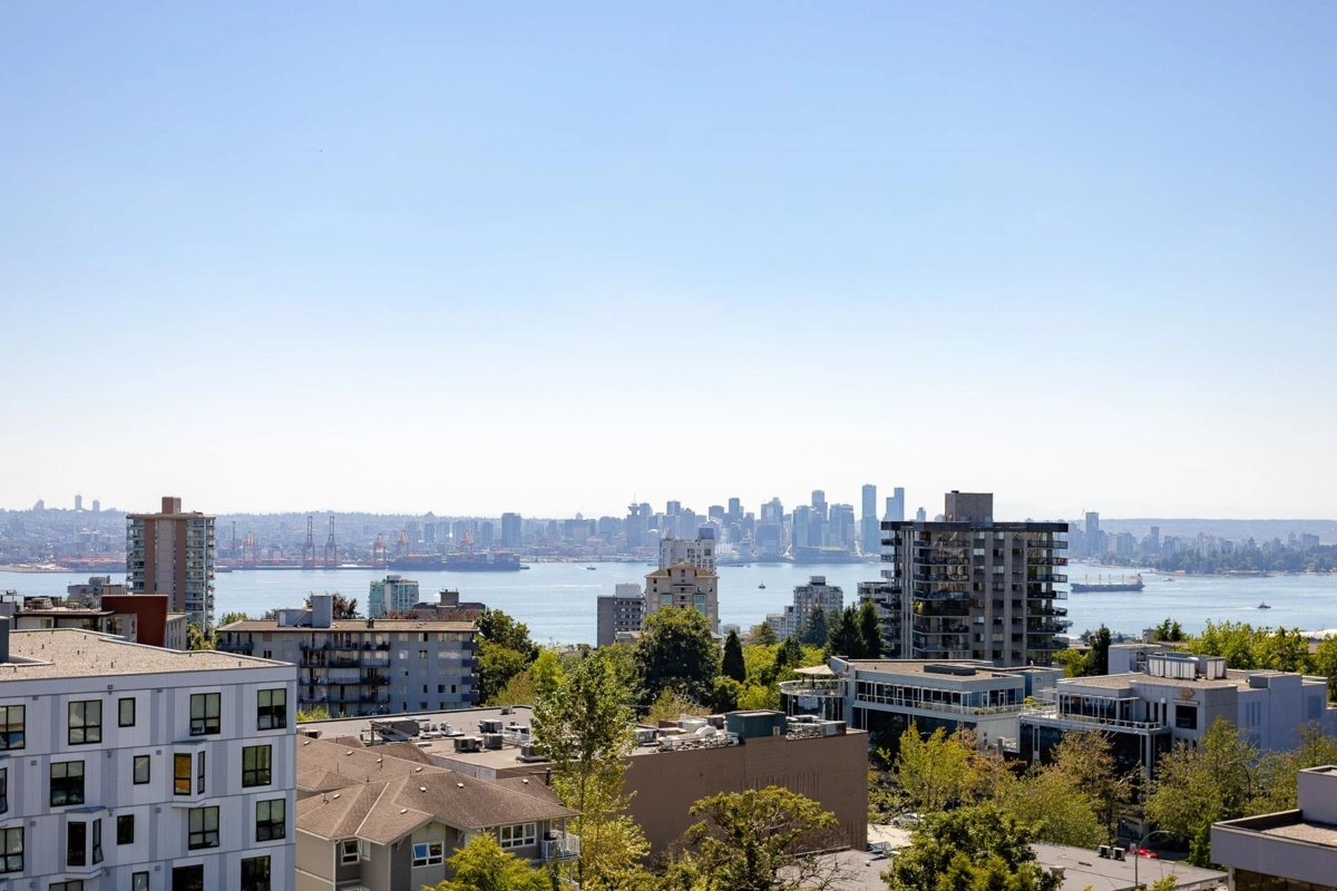 Walk-In Closet Photo of 703 135 E 13th Street, North Vancouver, BC