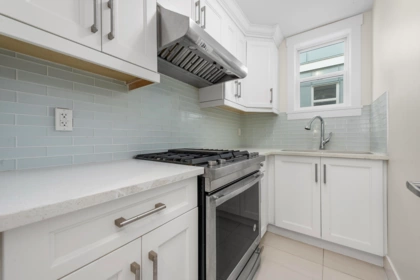 Walk-In Closet Photo of 13766 North Bluff Road, White Rock, BC