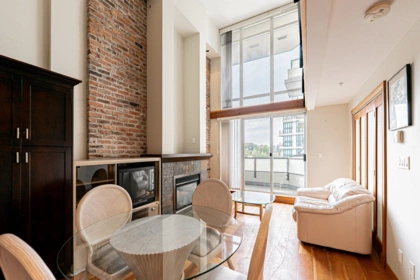 412 10 Renaissance Square, New Westminster, BC, Quay — 2 bed apartment/condo for sale