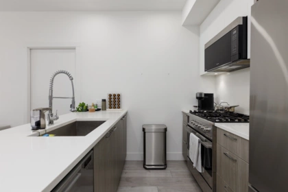 Kitchen Island Photo of 204 979 E 19th Avenue, Vancouver, BC