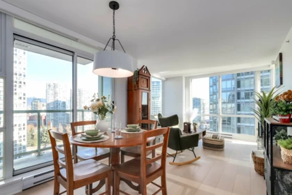 1807 1077 Marinaside Crescent, Vancouver, BC, Vancouver — Apartment/Condo for sale