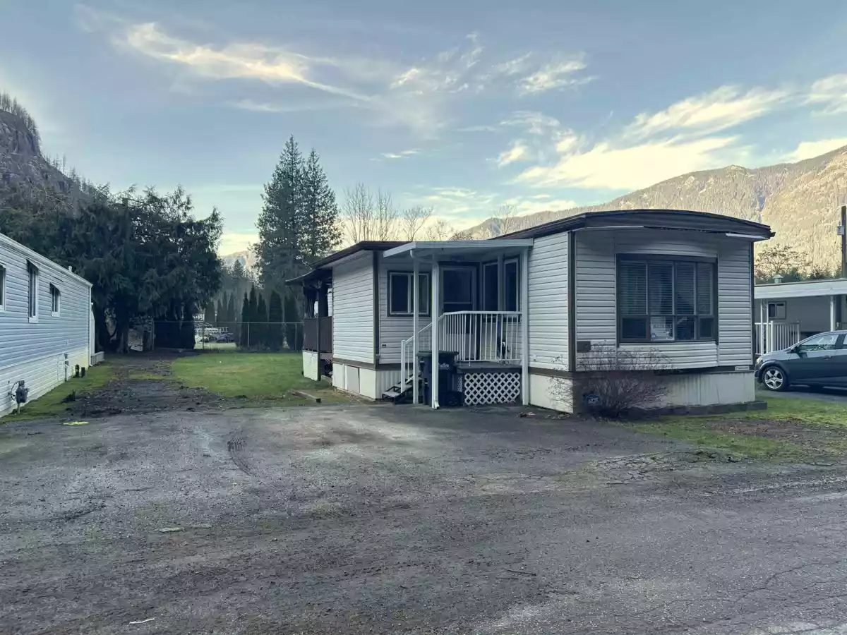 Exterior Front Photo of 10 62010 Flood Hope Road, Hope, BC