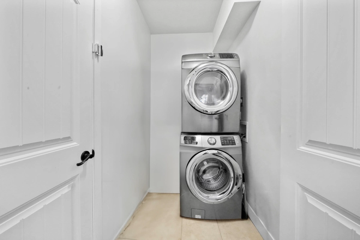 Entry Foyer Photo of 5650 Main Street, Vancouver, BC