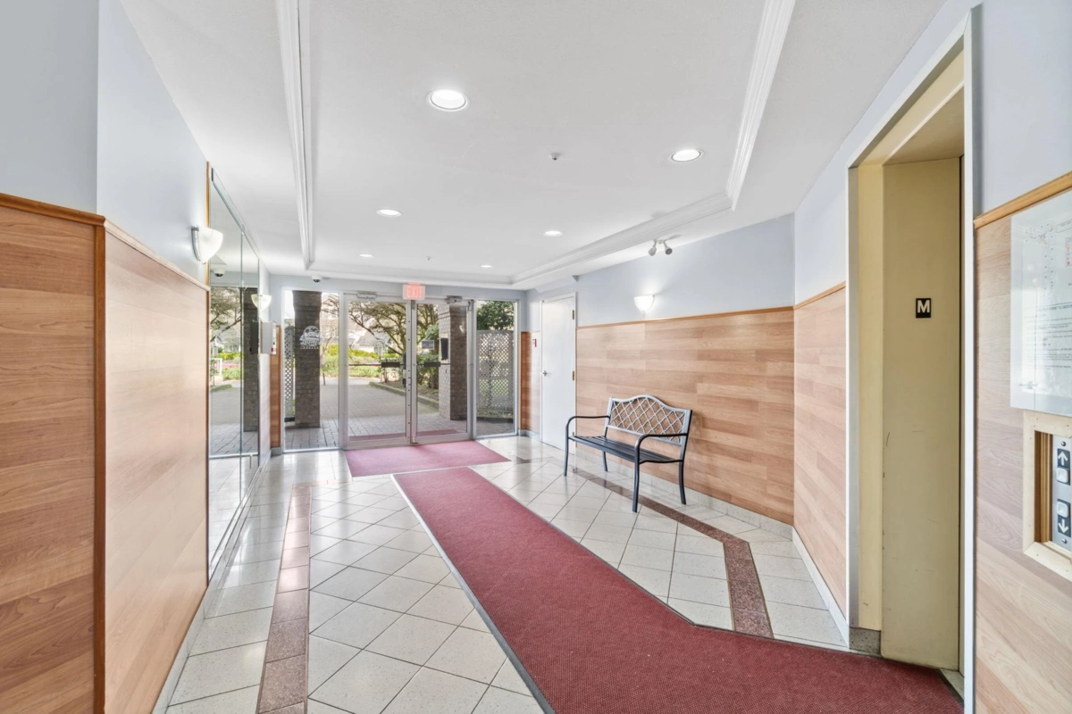 Entry Foyer Photo of 114 7435 121a Street, Surrey, BC