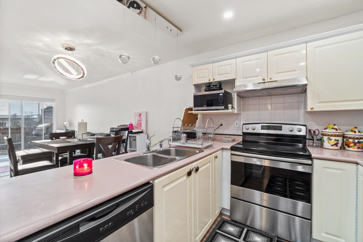 Kitchen Photo of 114 7435 121a Street, Surrey, BC