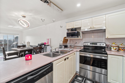Kitchen Photo of 114 7435 121a Street, Surrey, BC