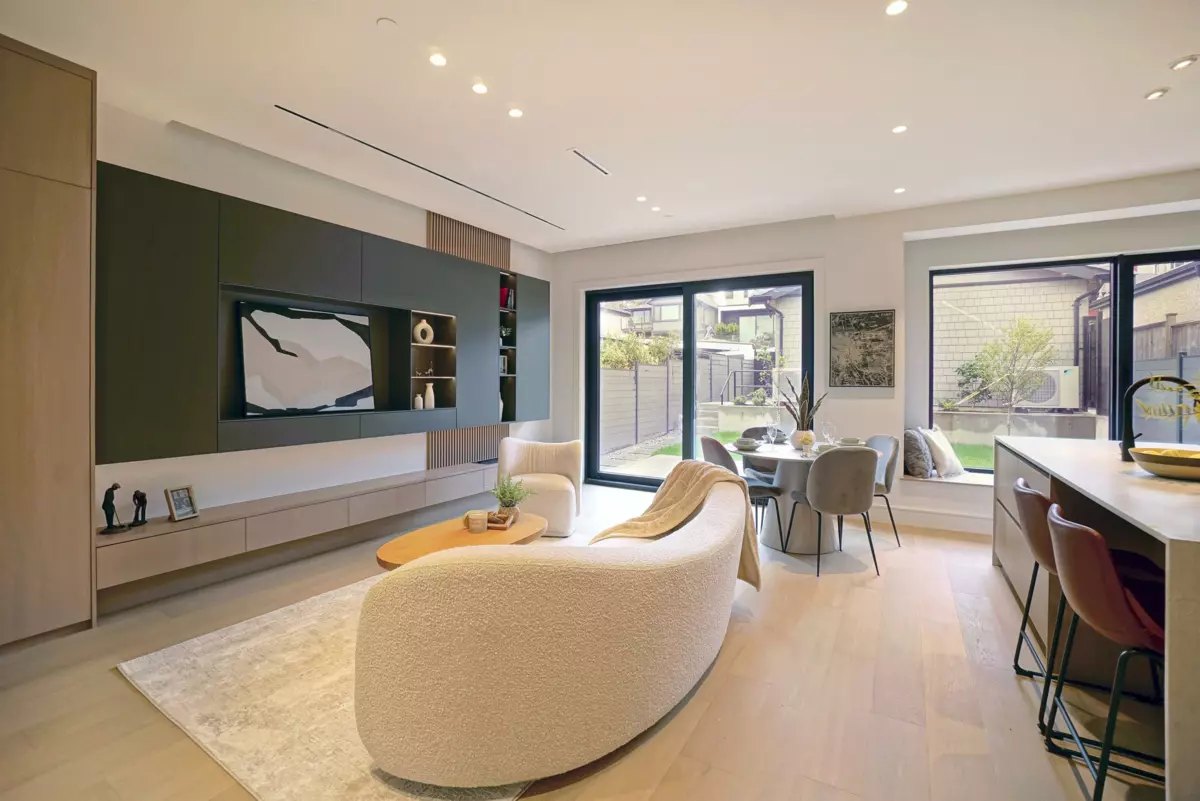 Dining Area Photo of 2 3460 W 14th Avenue, Vancouver, BC