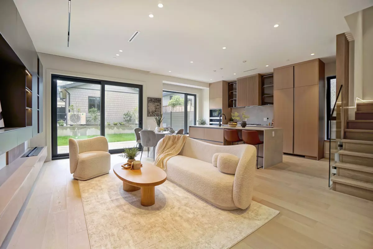 Living Room Photo of 2 3460 W 14th Avenue, Vancouver, BC