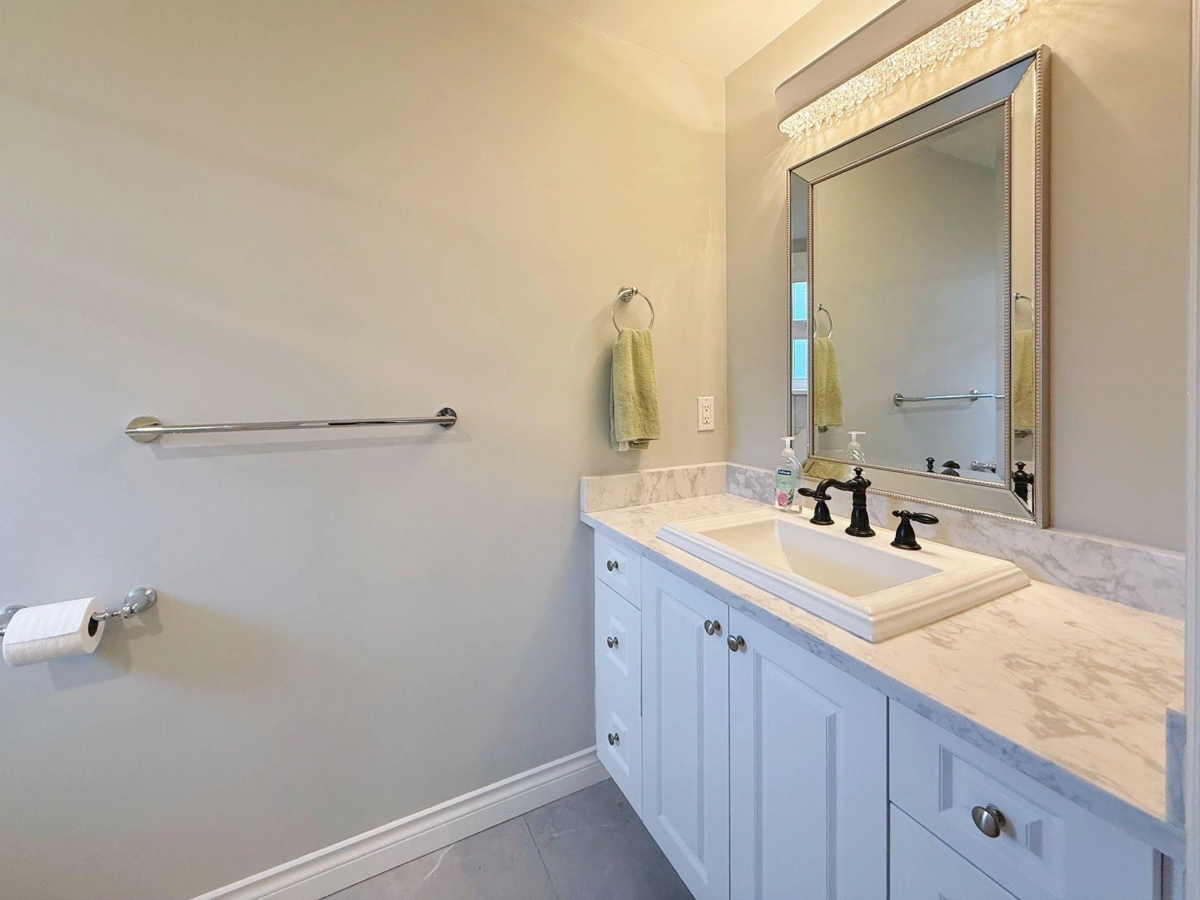 Hallway Photo of 5550 Cypress Street, Vancouver, BC