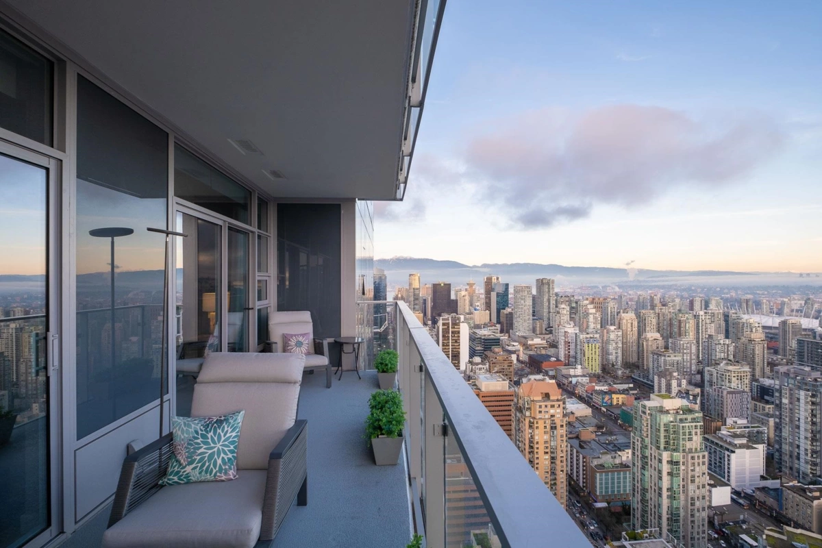 Dining Area Photo of 5205 1289 Hornby Street, Vancouver, BC