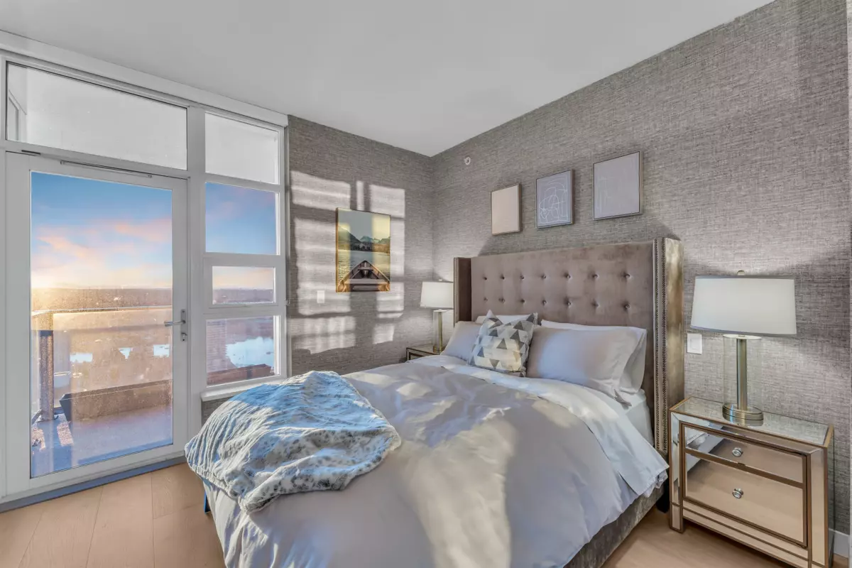 Front Yard Photo of 5205 1289 Hornby Street, Vancouver, BC