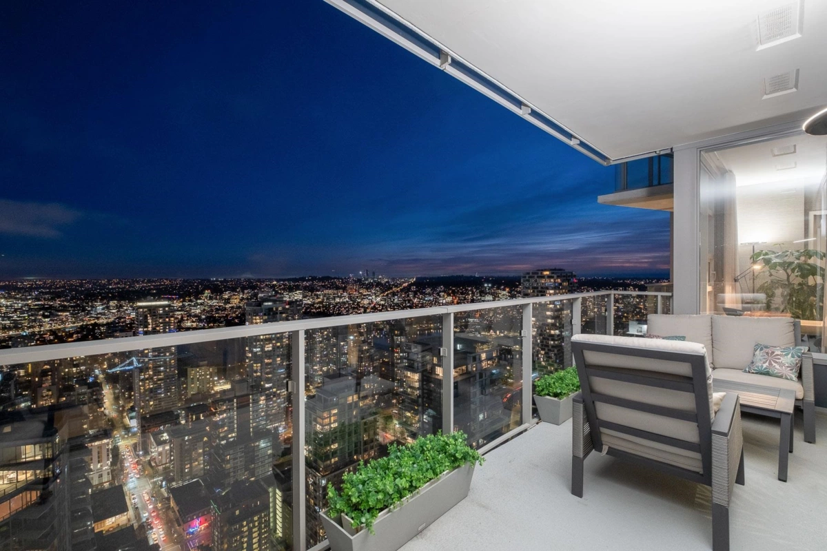 Kitchen Island Photo of 5205 1289 Hornby Street, Vancouver, BC