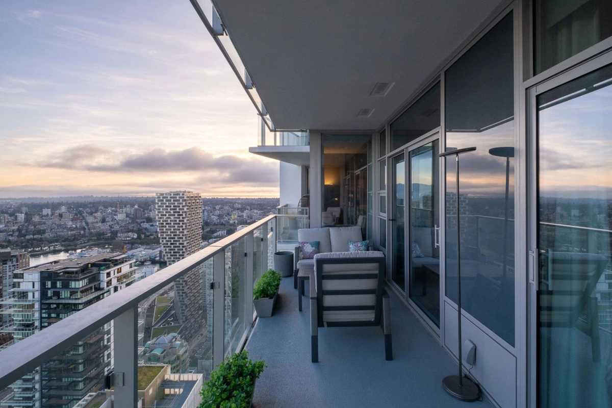 Kitchen Photo of 5205 1289 Hornby Street, Vancouver, BC