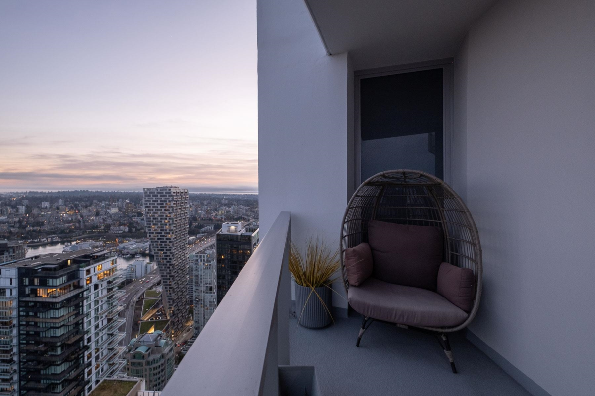 Swimming Pool Photo of 5205 1289 Hornby Street, Vancouver, BC