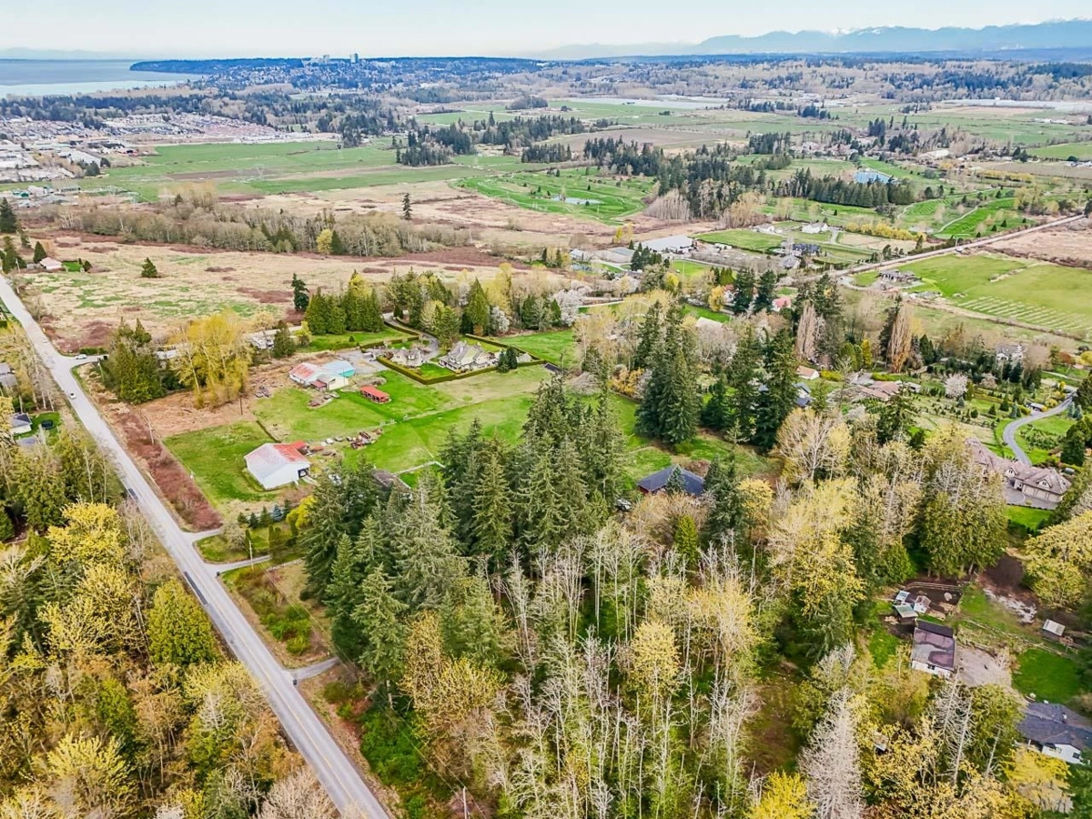 Kitchen Island Photo of 18495 Avenue, Surrey, BC