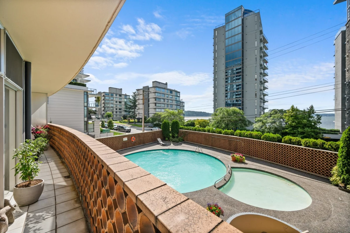 Kitchen Photo of 102 2135 Argyle Avenue, West Vancouver, BC
