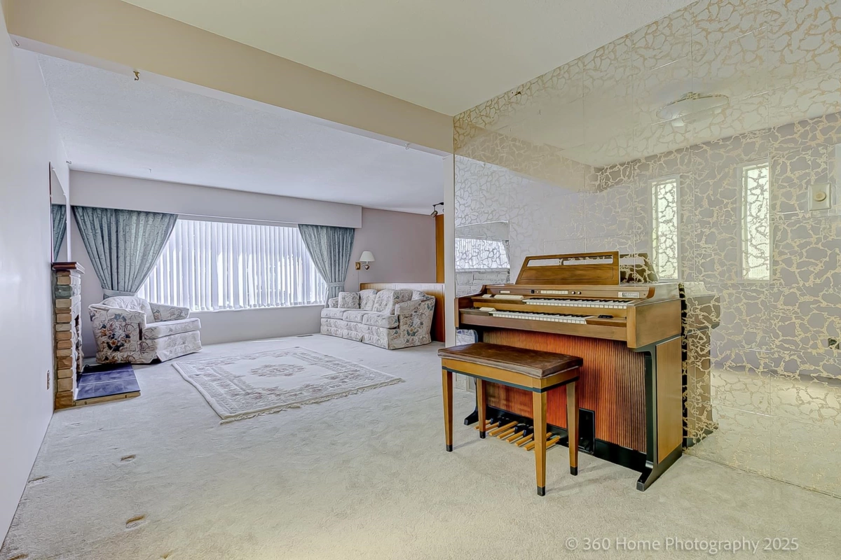 Kitchen Island Photo of 11515 97a Avenue, Surrey, BC