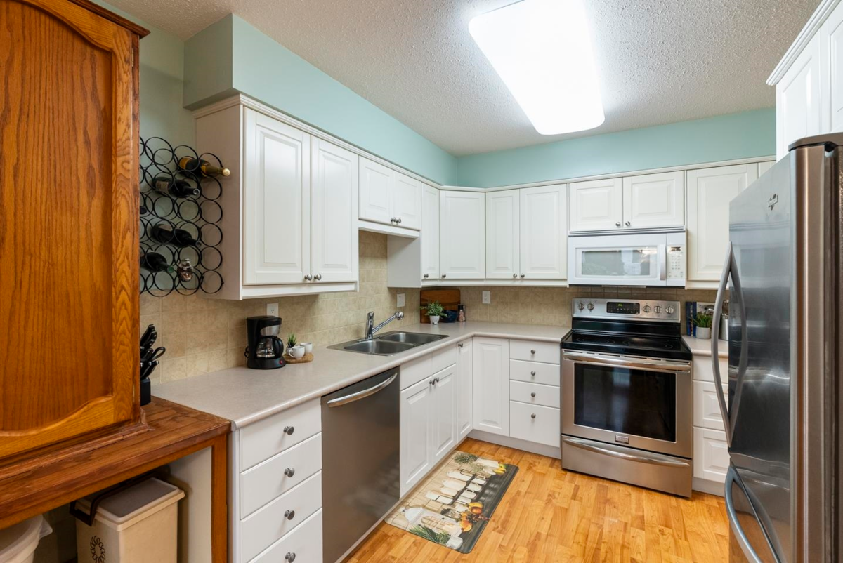 Breakfast Nook Photo of 4 32925 George Ferguson Way, Abbotsford, BC