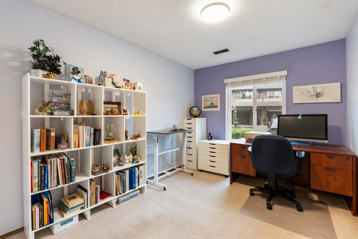 Entry Foyer Photo of 4 32925 George Ferguson Way, Abbotsford, BC