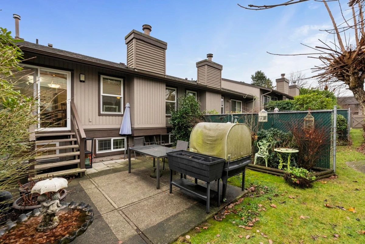 Front Yard Photo of 4 32925 George Ferguson Way, Abbotsford, BC